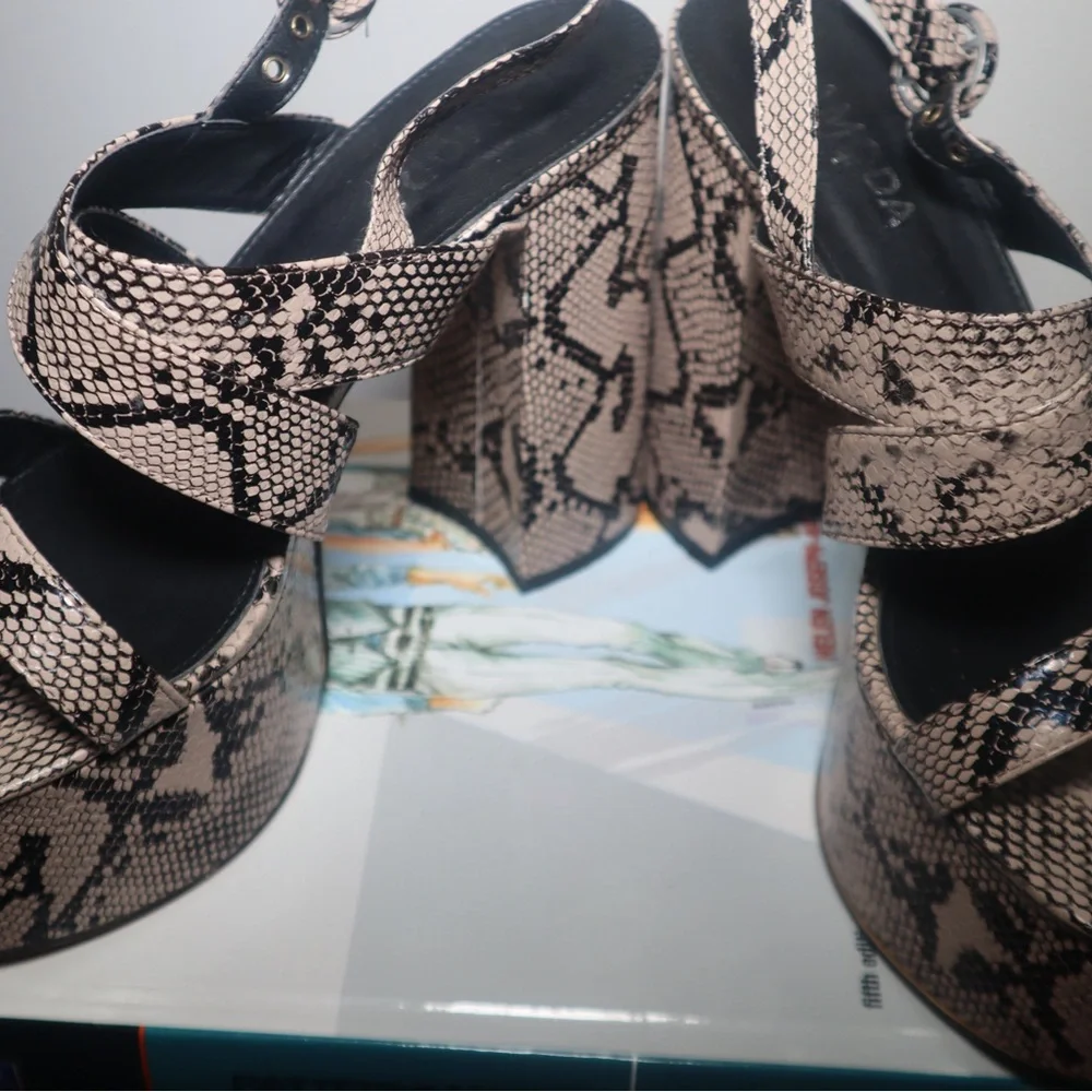 La Moda gray snake print platform heels - Picture 6 of 7